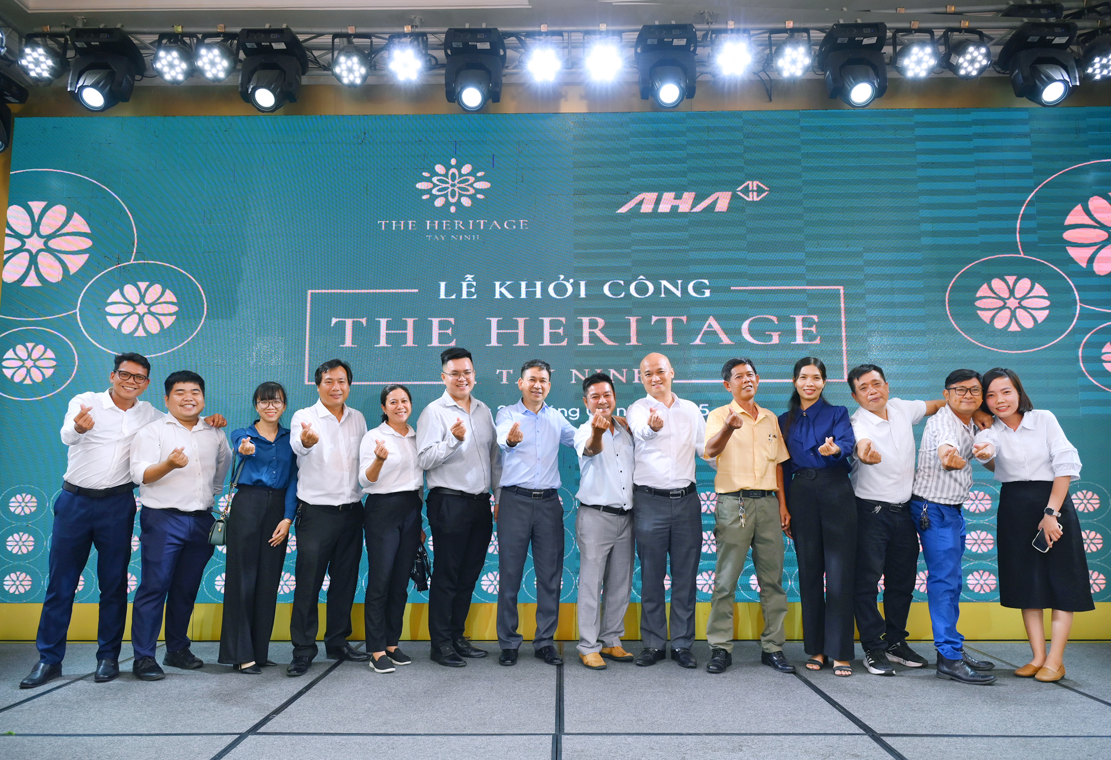 Phát triển nguồn nhân lực và gắn kết cộng đồng